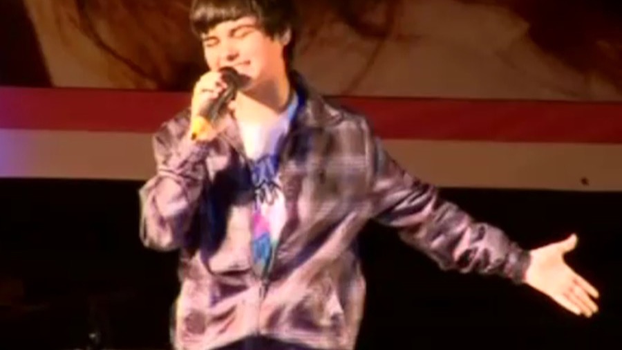Abraham Mateo en concierto benéfico en San Fernando (Cádiz) en 2010, con micrófono en mano