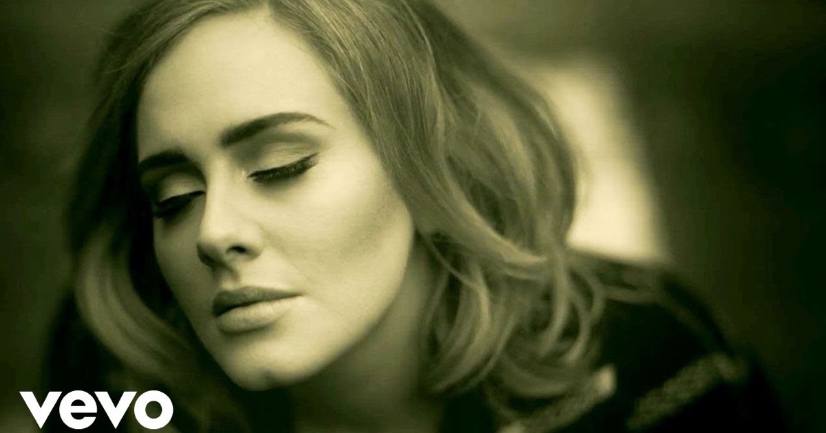 Adele en el videoclip oficial de Hello (2015): plano en blanco y negro con la cantante británica en primer plano, uno de los vídeos musicales más vistos de la historia en YouTube