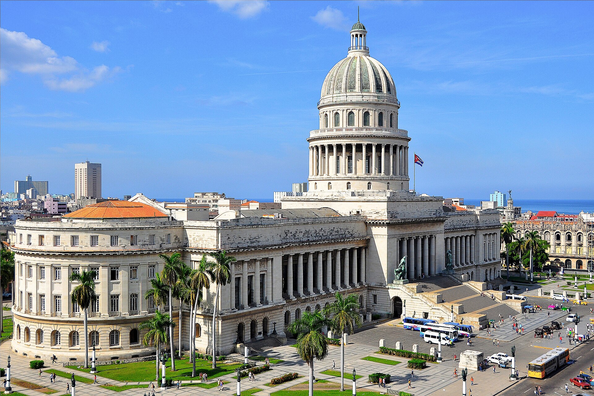 El Capitolio de La Habana: en Cuba las transitarias estatales procesaron más de tres millones de envíos familiares en 2024