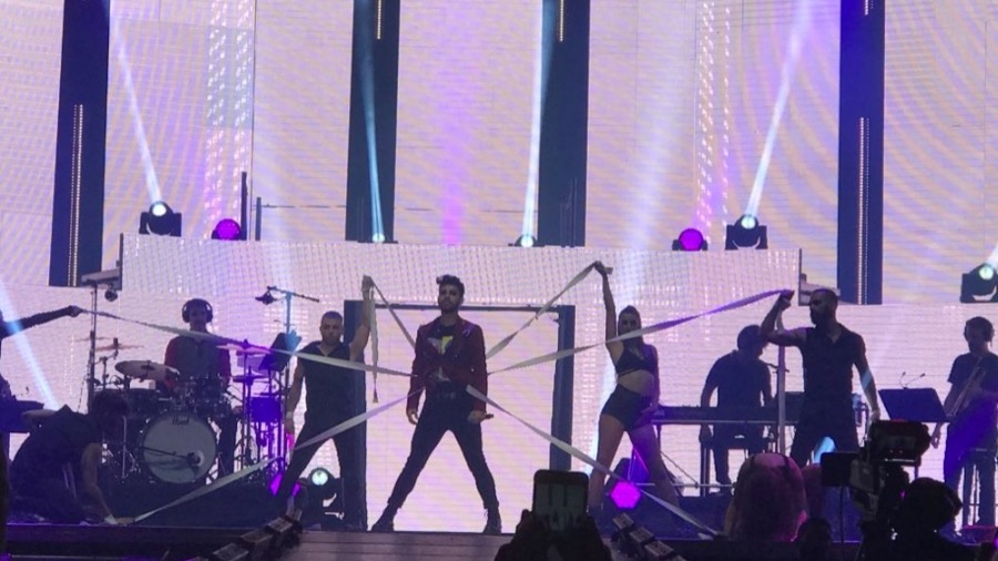 Agoney en el escenario del OT 2017 en concierto en la Bizkaia Arena de Bilbao, junto a bailarines