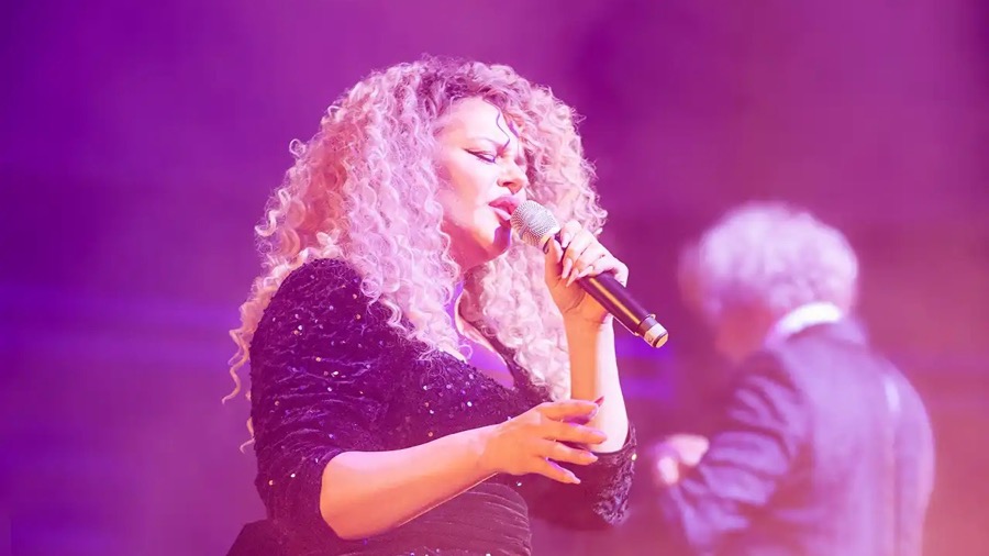 Alexandra Crișan en el tour Pop meets Classic 2026 con orquesta sinfónica en escena