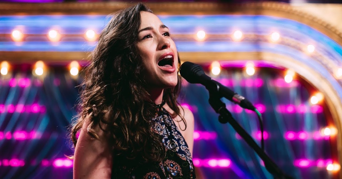 Alison Luff interpretando She Used to Be Mine de Waitress en un vídeo de Broadway.com: la actriz en primer plano con micrófono, en una de las actuaciones más vistas de su carrera en YouTube