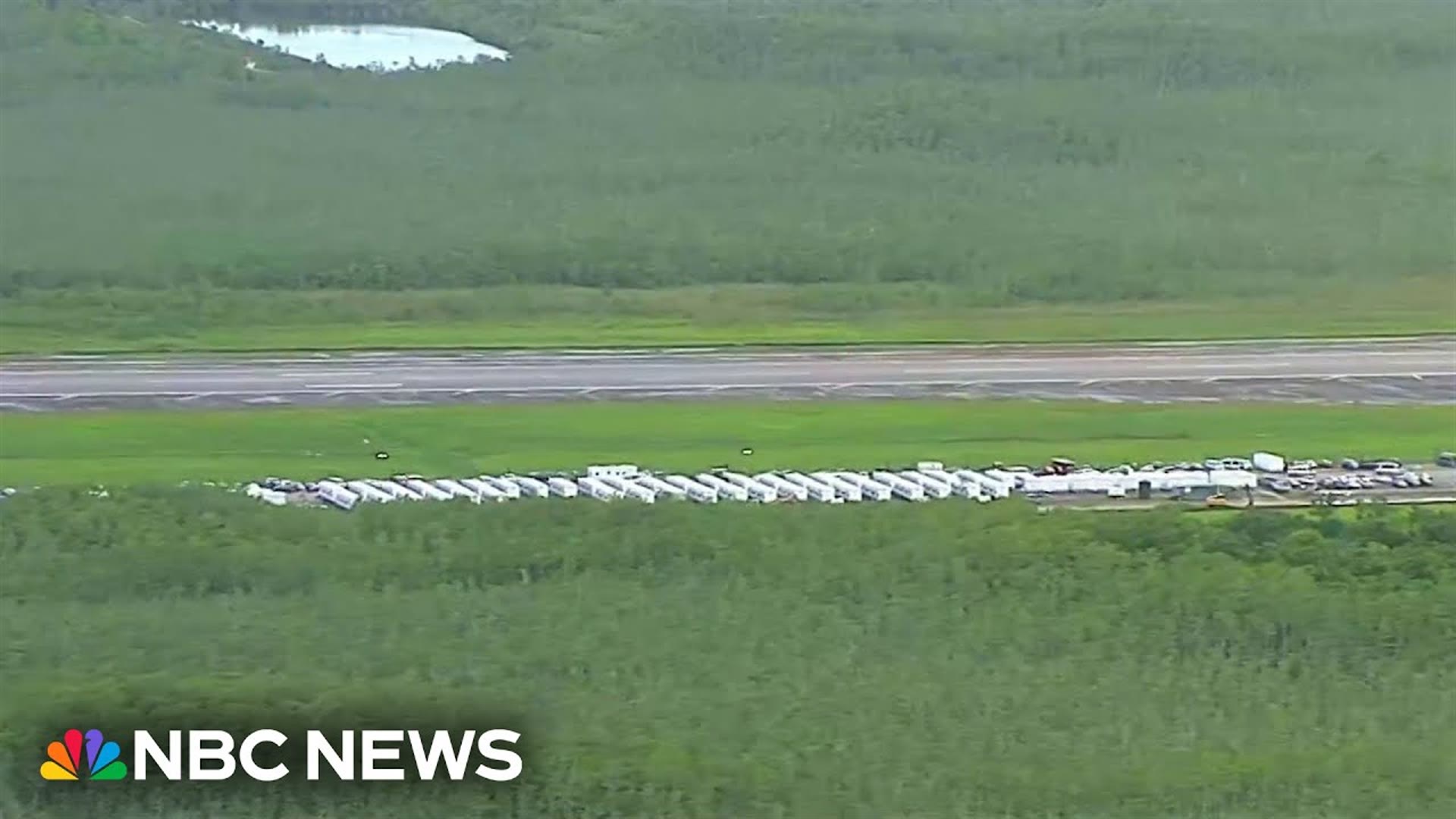 Instalación Alligator Alcatraz en los Everglades durante la visita de Donald Trump en 2025: carpas blancas y estructuras temporales en el aeropuerto Dade-Collier