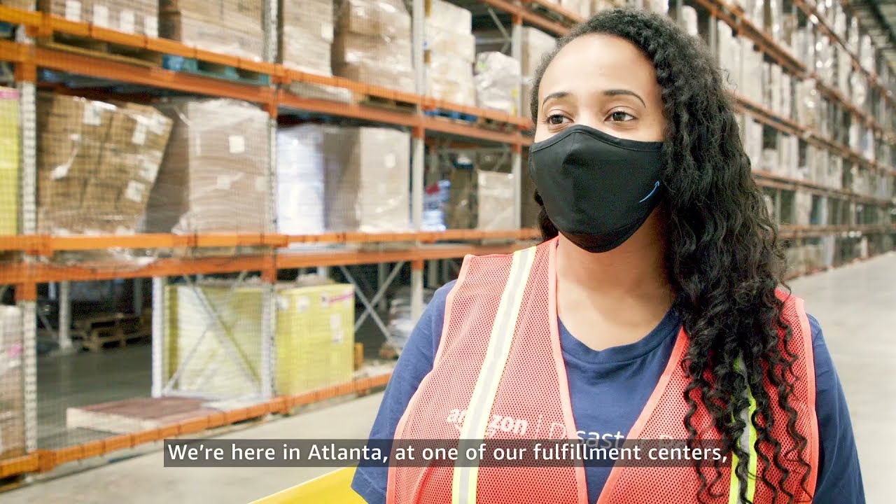 Trabajador de Amazon prepara palés de suministros humanitarios para respuesta ante desastres