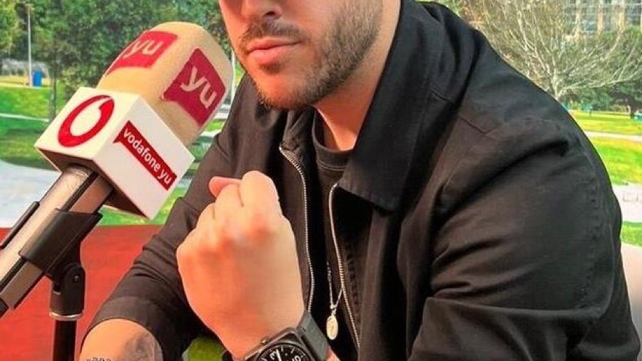 Antonio José en el escenario de Vodafone yu, con micrófono en mano durante una actuación en directo