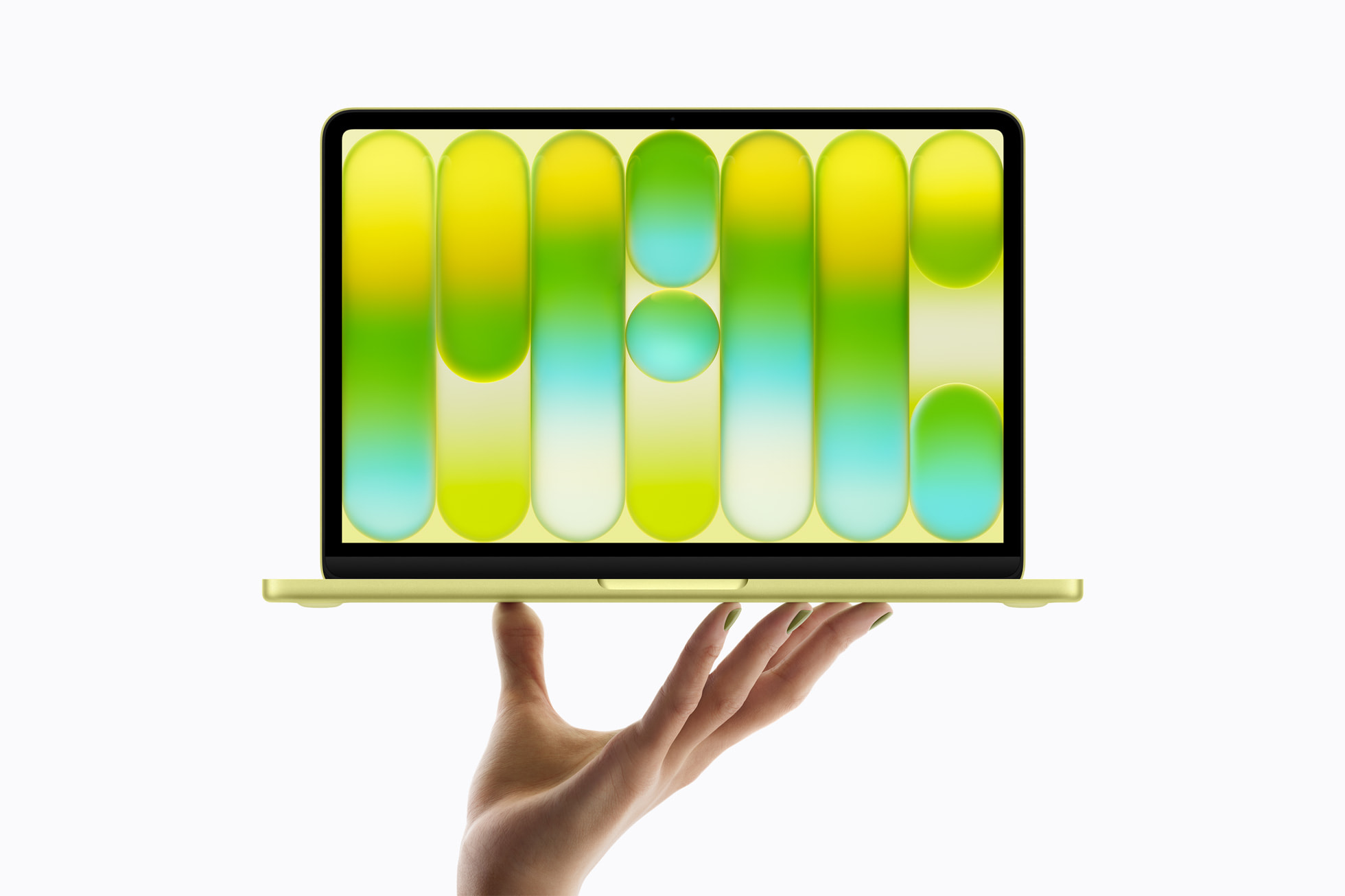 MacBook Neo en color Citrus sostenido en la mano: Apple subió hoy los precios de Mac, iPad, HomePod y Vision Pro por la crisis de chips de memoria