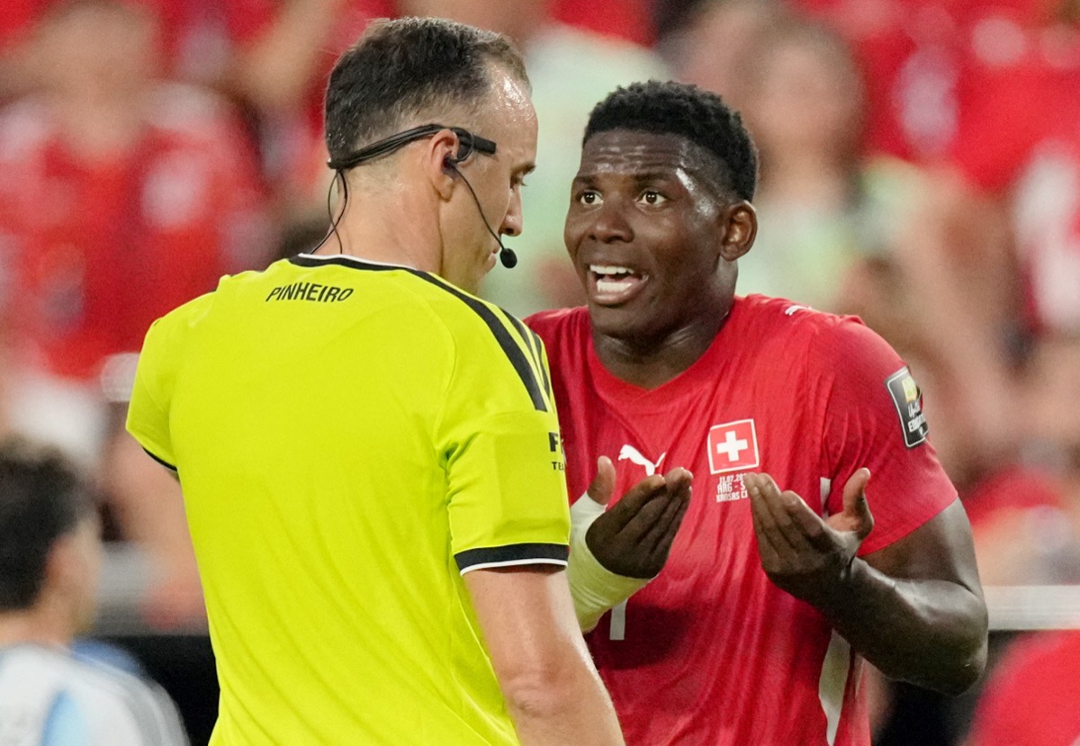 Breel Embolo protests after receiving the second yellow for simulation in Argentina 3-1 Switzerland: the play that unleashed the VAR controversy