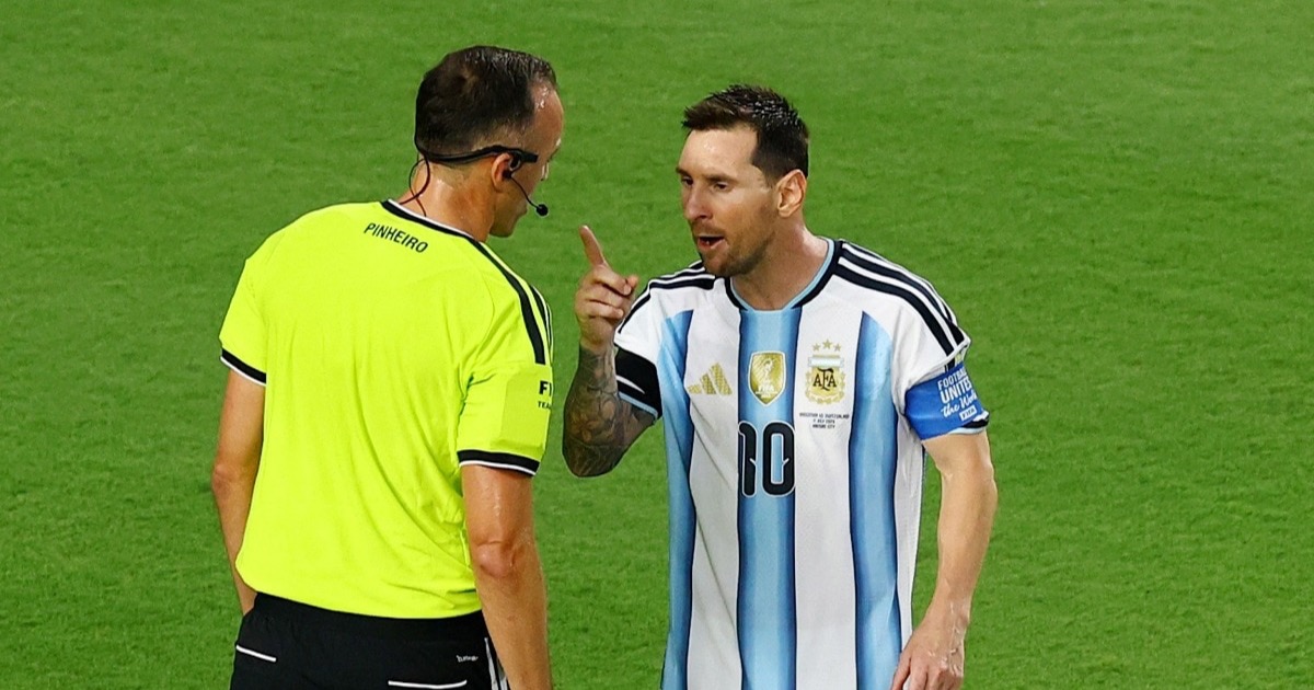 Lionel Messi complains to the Portuguese referee João Pinheiro during Argentina 3-1 Switzerland in the quarterfinals of the 2026 World Cup in Kansas City