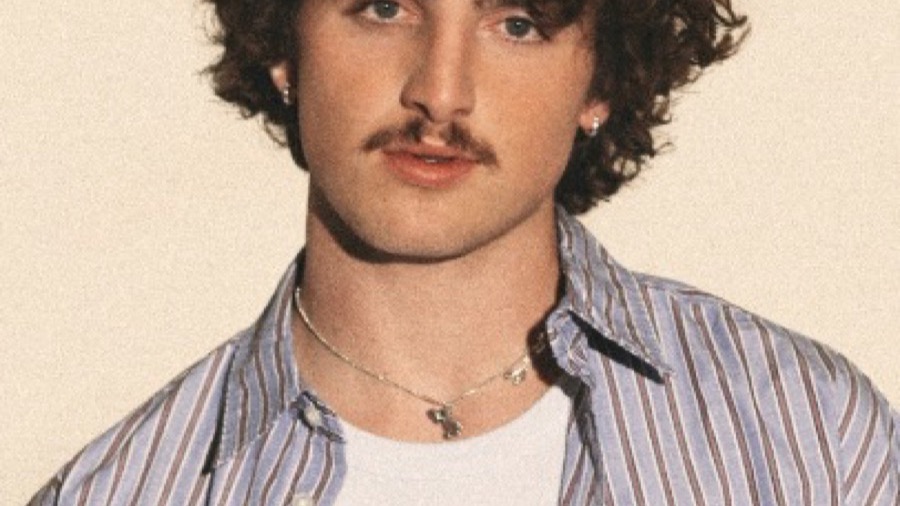 Benson Boone en foto de prensa de Warner Records