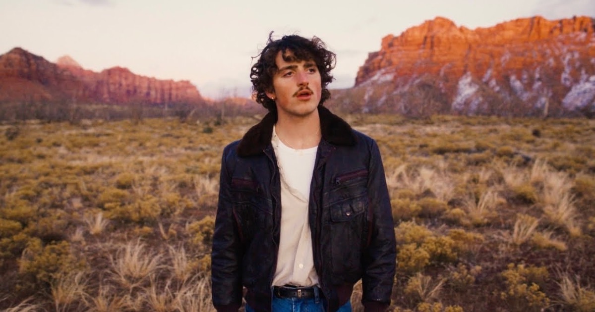 Benson Boone en el videoclip oficial de Beautiful Things: actuación en la cima de una montaña en Utah, con su banda y el paisaje desértico de fondo