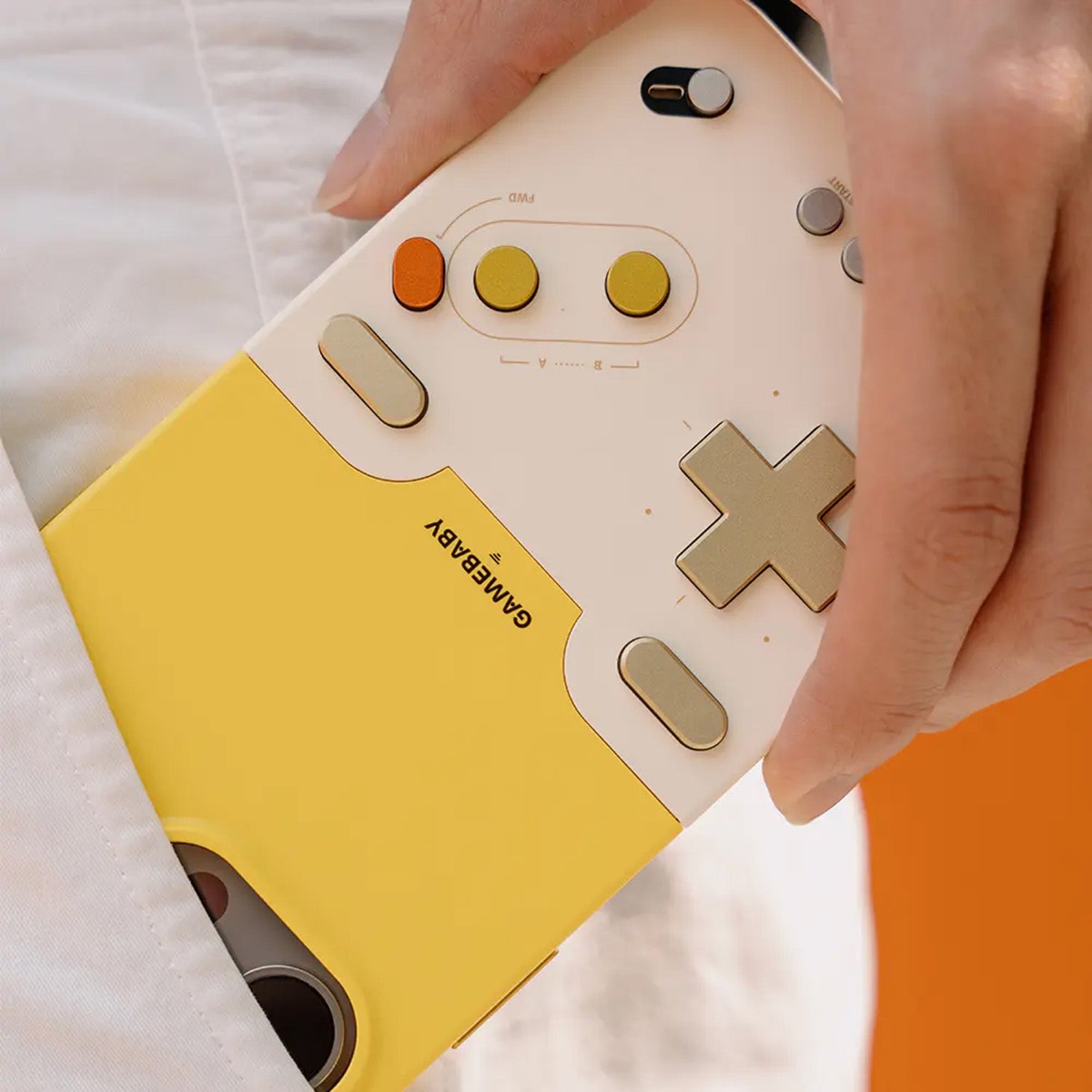 GAMEBABY con botones físicos visibles: D-pad y pulsadores para juegos retro en iPhone