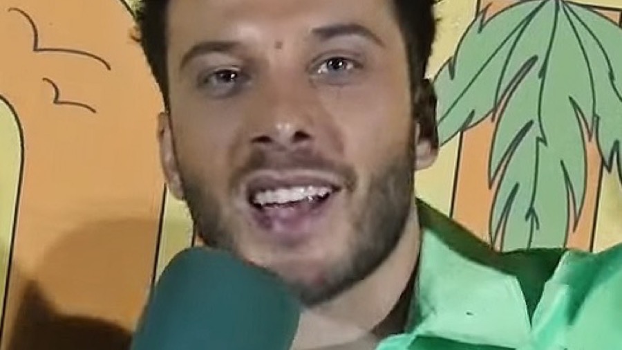 Blas Cantó en el escenario de LOS40 Summer Live 2022, cantando con micrófono en mano