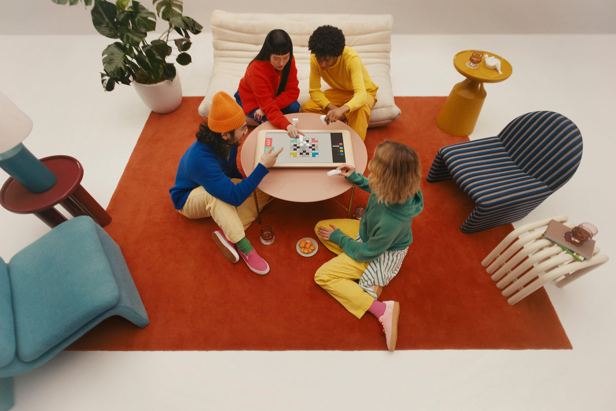 Board: consola de mesa de 24 pulgadas con piezas físicas y pantalla táctil para juegos multijugador en familia