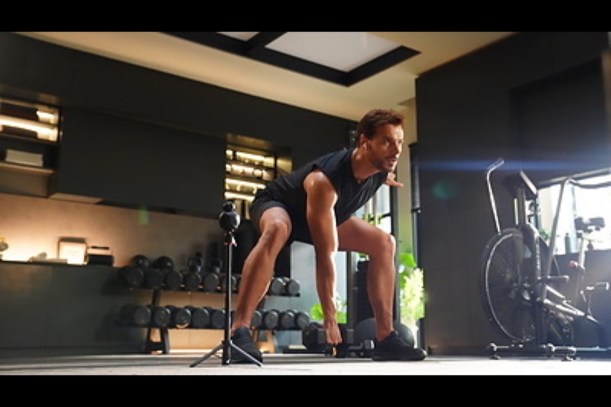 BodyPark ATOM captures the user's movement during strength training with AI tracking
