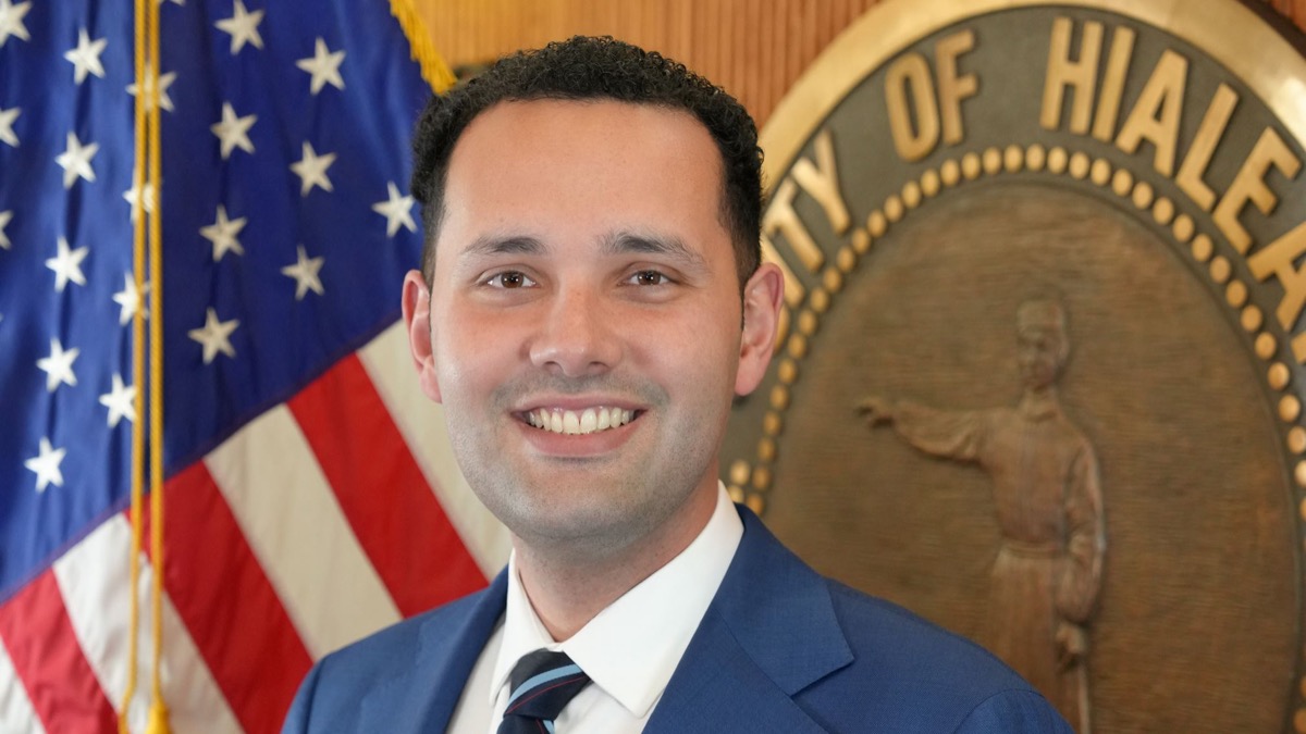 Retrato oficial de Bryan Calvo, alcalde de Hialeah, ante el sello municipal y la bandera de Estados Unidos
