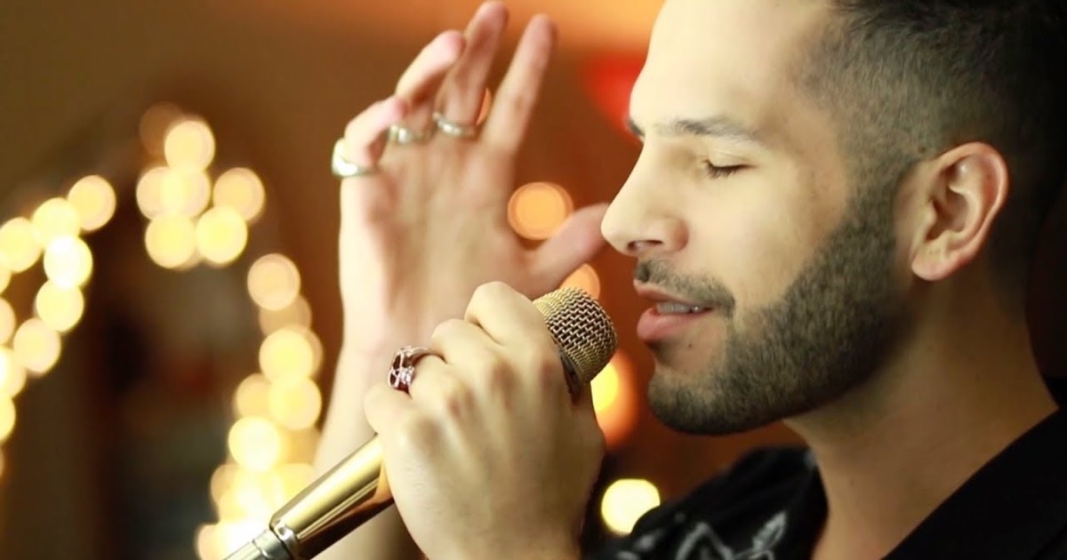 Carlos Zaur en su cover de Amigos No por Favor de Yuridia: el cantante regiomontano en primer plano, en el vídeo que supera los doce millones de reproducciones en su canal de YouTube
