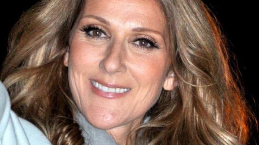 Céline Dion en una aparición pública en 2012, retrato con el rostro completo