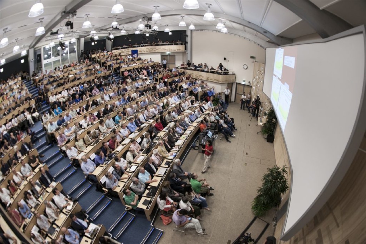 Visualización de un evento de colisión en el LHC relacionado con la física del bosón de Higgs en el CERN