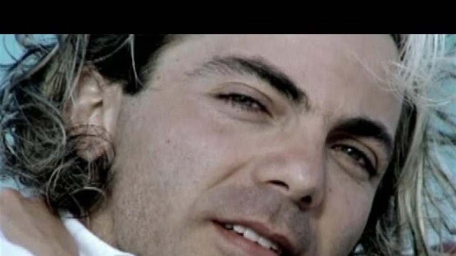 Cristian Castro en el videoclip oficial de Azul
