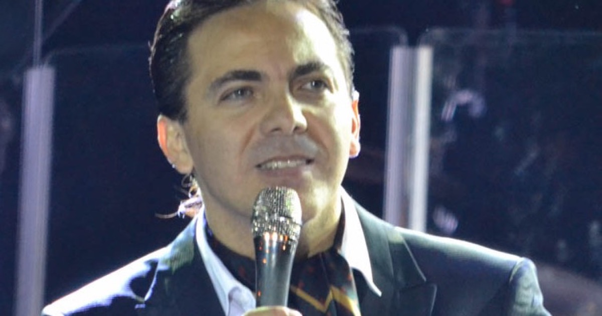 Cristian Castro en vivo: el tenor ligero mexicano en escena, con micrófono y expresión concentrada durante una actuación en directo