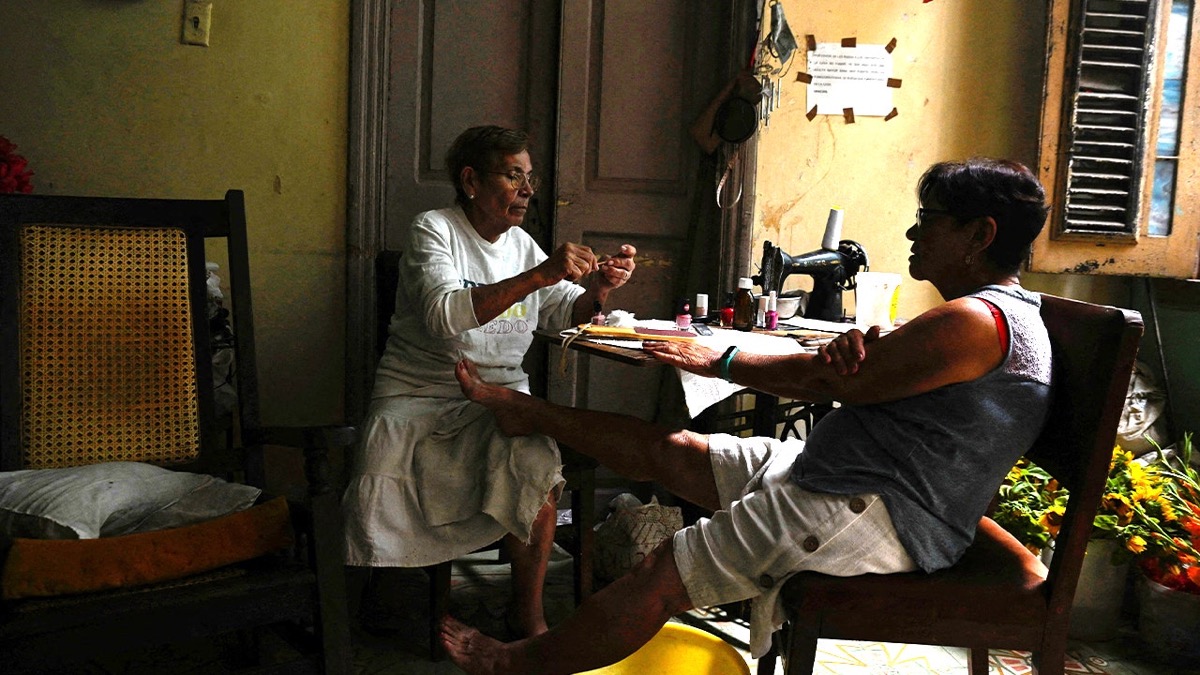 Neya Pérez y su vecina durante un apagón masivo en La Habana el 4 de marzo de 2026, en una foto de Reuters publicada por Fox News para ilustrar la crisis eléctrica cubana