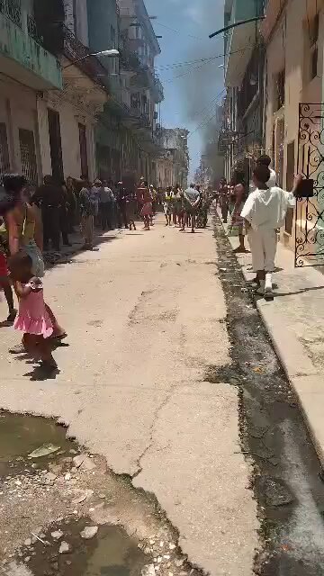 Calle de Centro Habana con humo y vecinos en protesta, según el vídeo publicado por Mag Jorge Castro