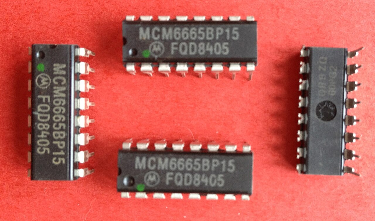 Varios chips de memoria DRAM antiguos de 64 kilobits sobre fondo oscuro