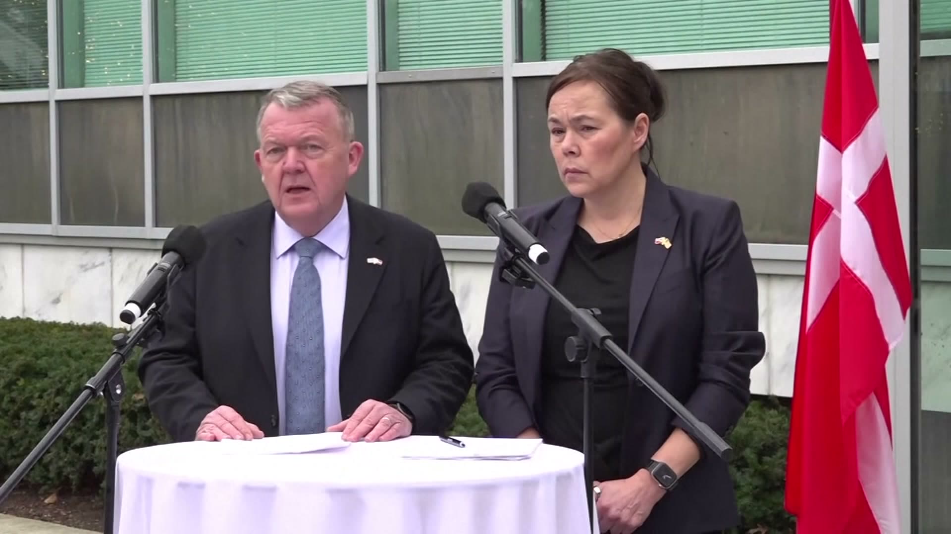 Rueda de prensa de Lars Løkke Rasmussen y Vivian Motzfeldt ante la embajada de Dinamarca en Washington con bandera danesa