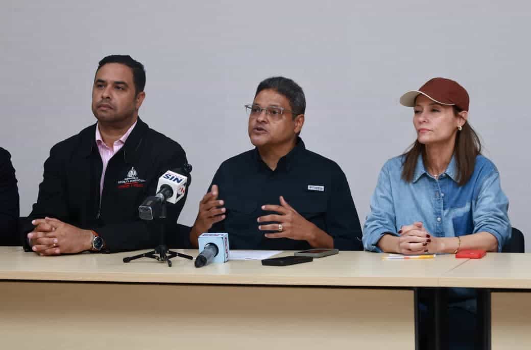 El general Juan Manuel Méndez, director del COE, junto a autoridades de rescate en rueda de prensa por el incendio de Bayahíbe