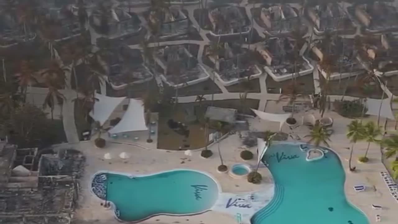 Vista aérea del incendio en el Viva Wyndham Dominicus Beach de Bayahíbe, con columnas de humo sobre la costa caribeña