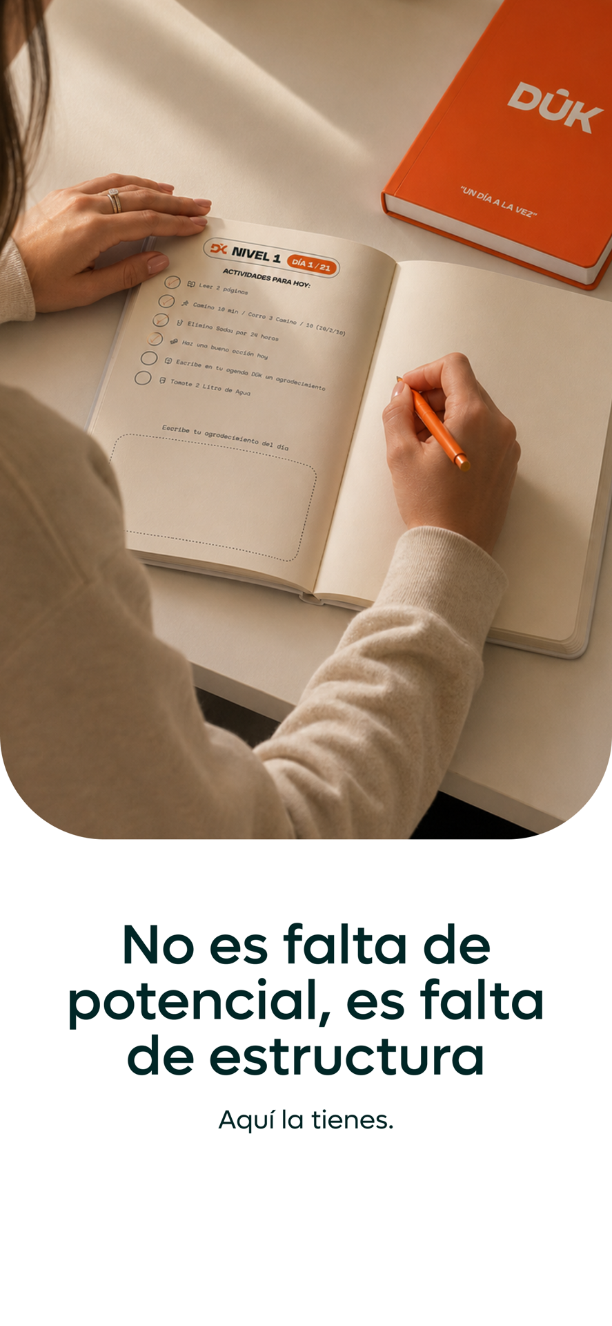 Agenda física DUK con actividades del día 1 y cuaderno naranja Un día a la vez