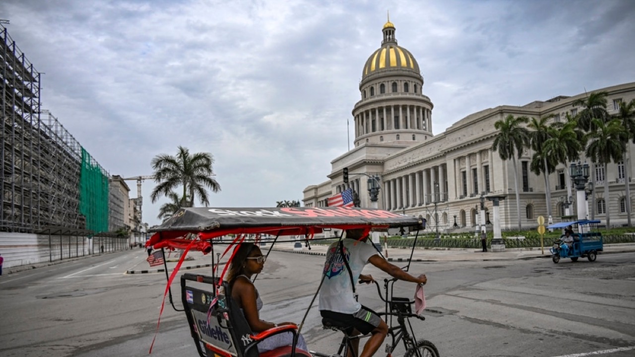 Bicitaxi con bandera estadounidense frente al Capitolio de La Habana el 11 de julio de 2026, día del quinto aniversario de las protestas del 11J