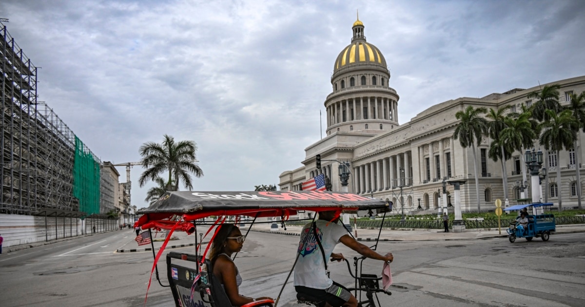 Bicitaxi con bandera estadounidense frente al Capitolio de La Habana el 11 de julio de 2026, día del quinto aniversario de las protestas del 11J