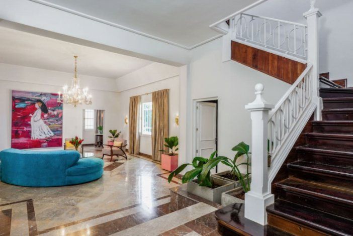 Interior de salón de la mansión Casa Vida en Miramar según América TeVé, 2019