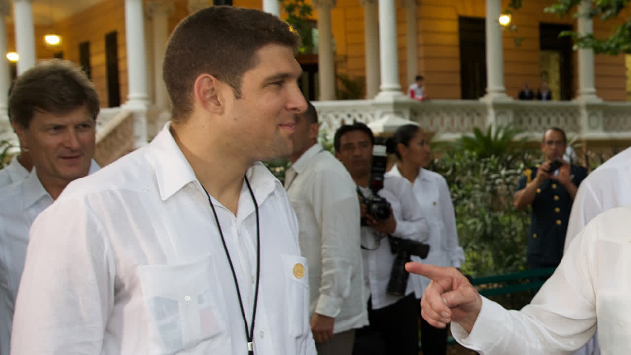 Raúl Guillermo Rodríguez Castro (El Cangrejo), en primer plano, junto a Raúl Castro durante la visita de Estado a México en noviembre de 2015