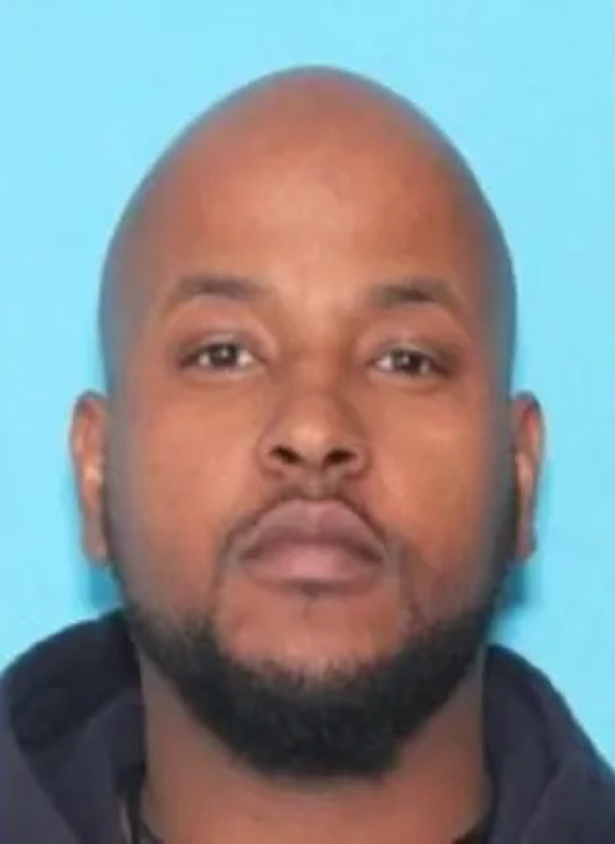 Cartel del FBI: Fahad Mohamed Nur, buscado con recompensa de hasta 150.000 dólares por fraude al programa de nutrición infantil Feeding Our Future