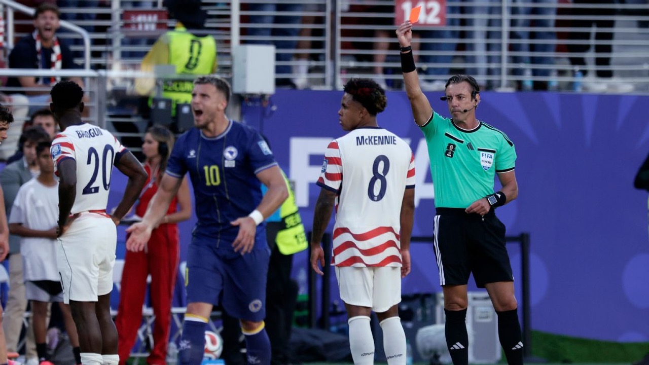 Raphael Claus muestra la tarjeta roja a Folarin Balogun durante USA vs Bosnia y Herzegovina en el Mundial 2026 (Santa Clara, 1 de julio de 2026)