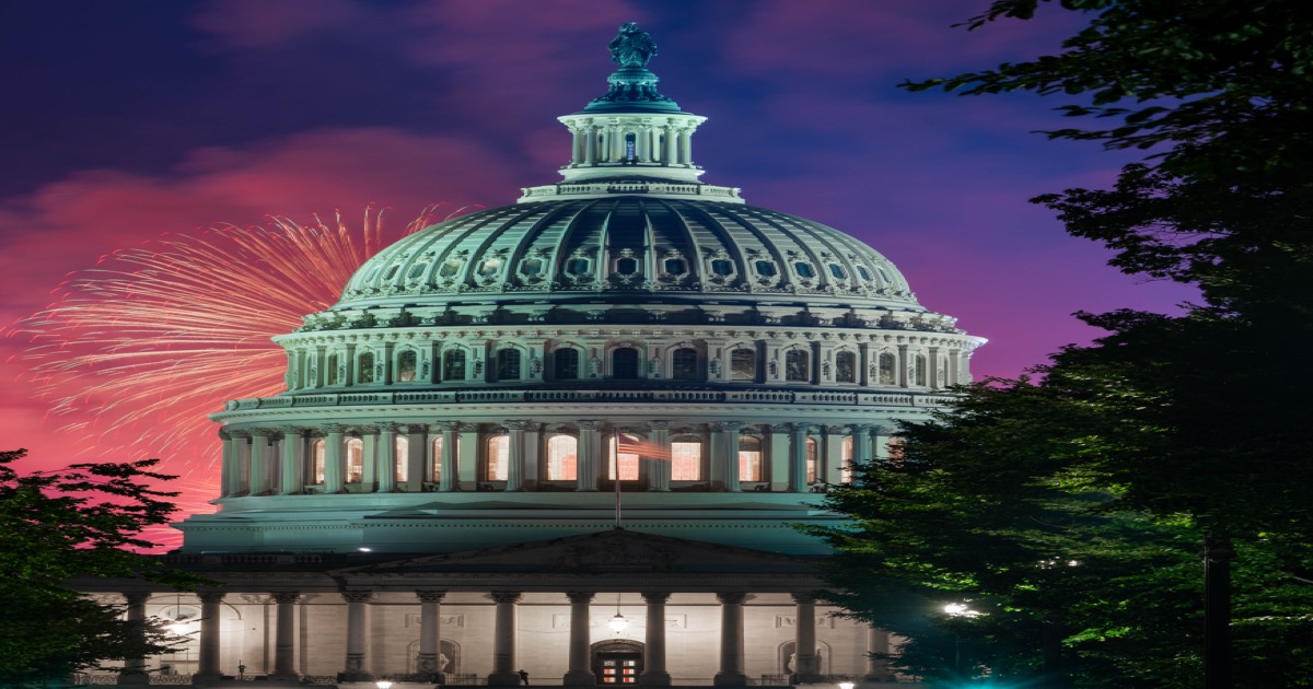 Fuegos artificiales del 4 de julio sobre el Capitolio de Estados Unidos en Washington D.C. (archivo 2021; ilustración del tipo de espectáculo del 250.º aniversario)