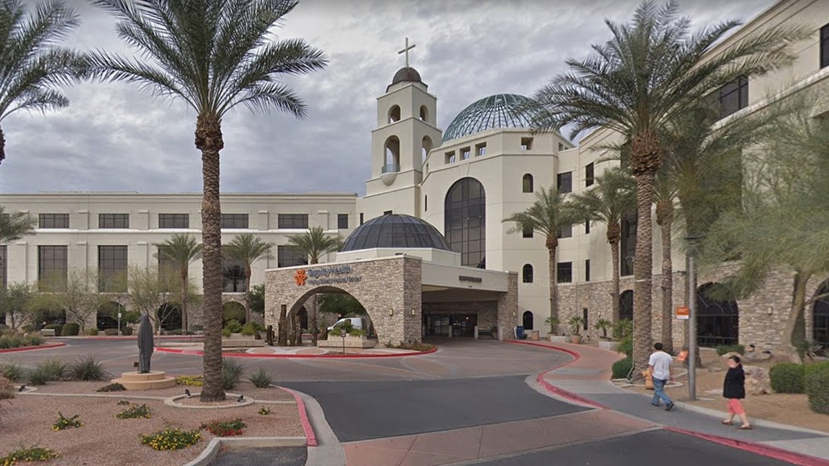 Sala de emergencias de un hospital; el niño fue declarado muerto en Mercy Gilbert Medical Center de Gilbert, Arizona, el 8 de febrero de 2026