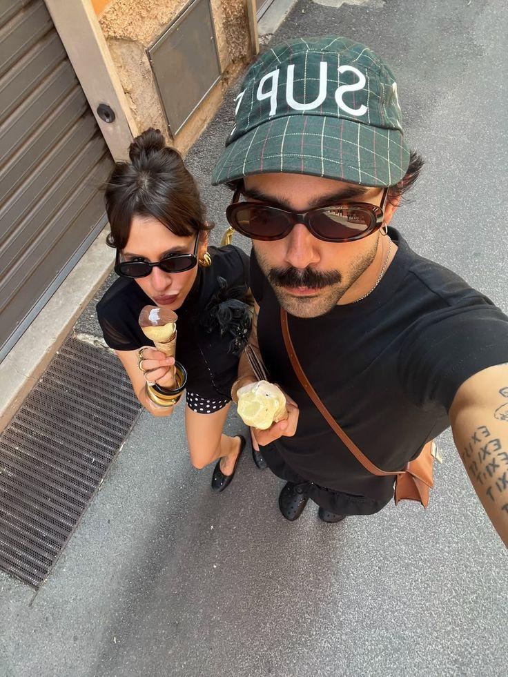 Selfie real de pareja con helados — foto de partida para el prompt