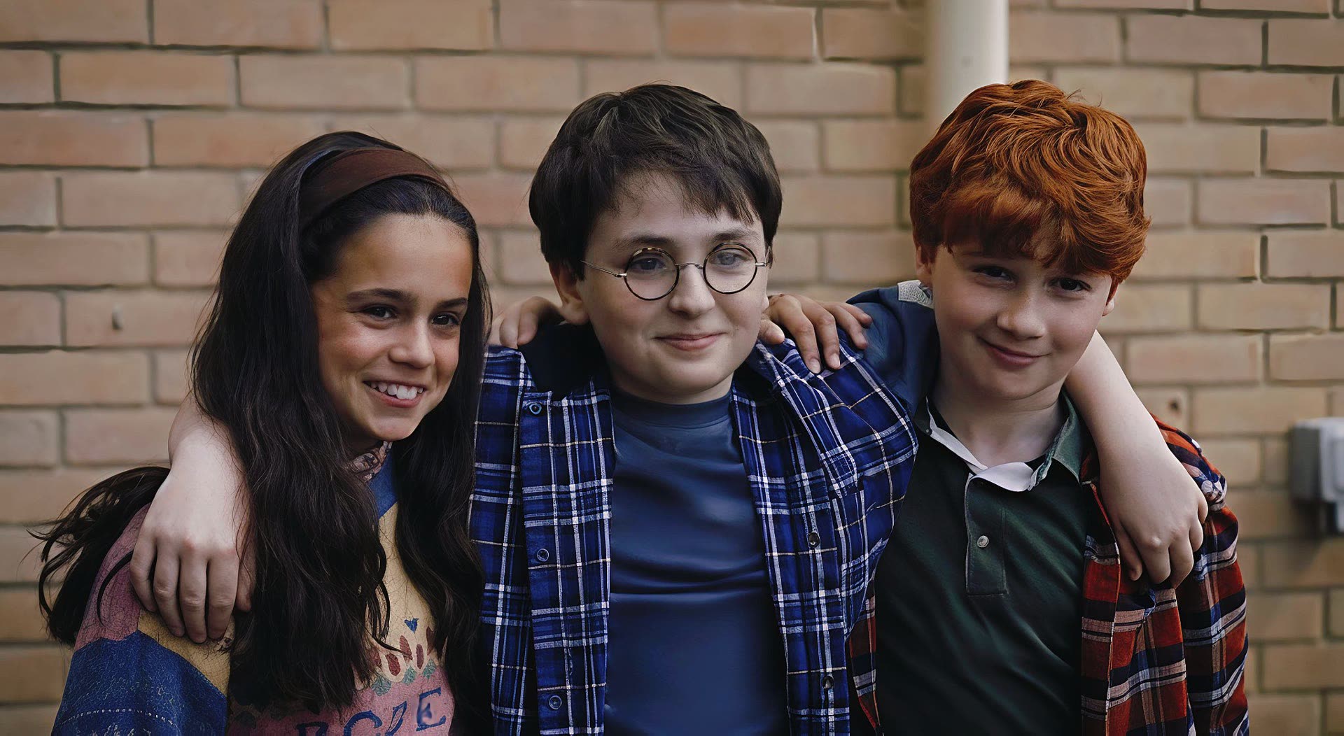 Dominic McLaughlin, Arabella Stanton y Alastair Stout como Harry, Hermione y Ron en el teaser oficial de Harry Potter y la Piedra Filosofal