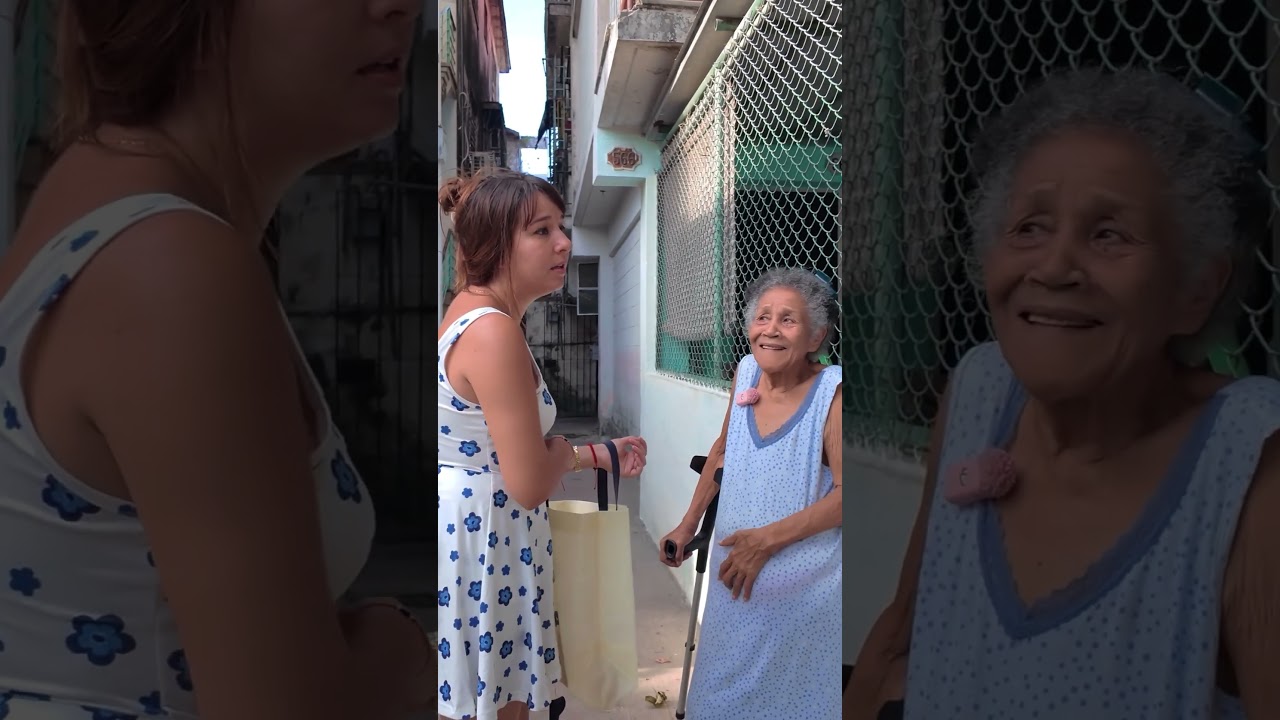 Indriany, del canal Mi vida en Cuba, repartiendo ayuda humanitaria a vecinos de su comunidad en Cuba