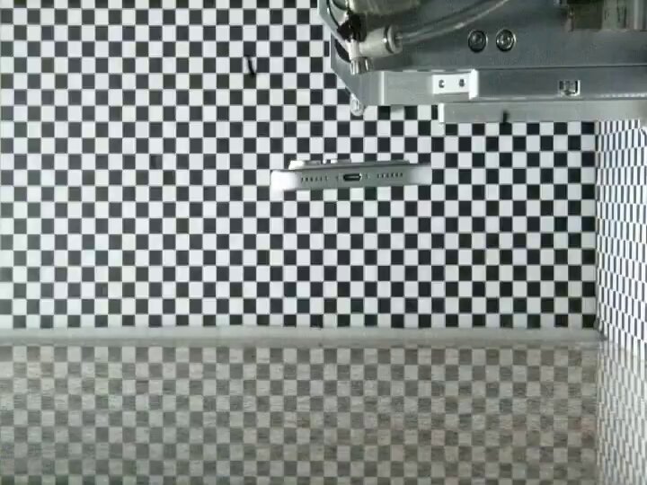 Miniatura de un vídeo filtrado que muestra un supuesto iPhone 18 Pro en pruebas de caída; Apple no ha confirmado el material