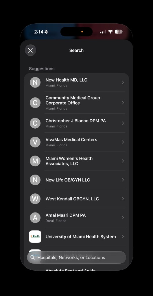 Pantalla Buscar de la app Salud en iPhone: sugerencias de centros médicos en Miami (Jackson Health System, University of Miami Health System, clínicas) al añadir cuenta en Registros sanitarios