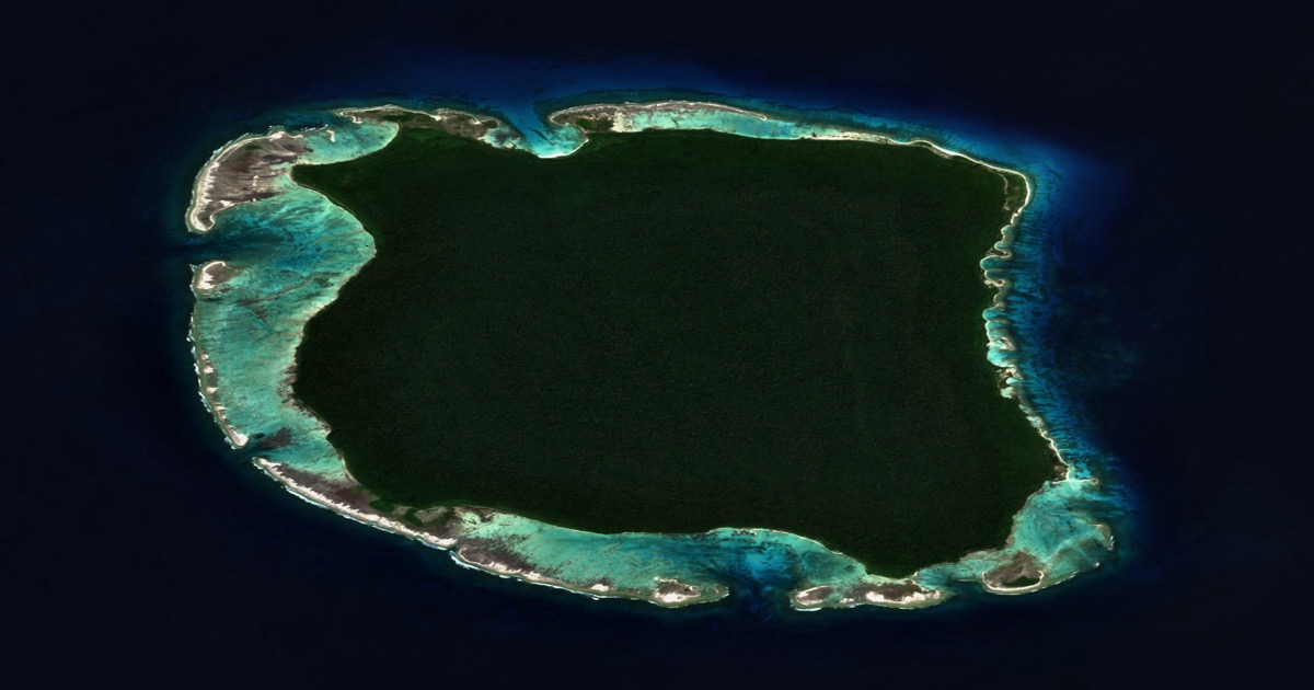 Vista satelital de la isla Sentinel del Norte (North Sentinel Island), en el archipiélago de Andamán: bosque denso rodeado de arrecife, hogar del pueblo sentinelese