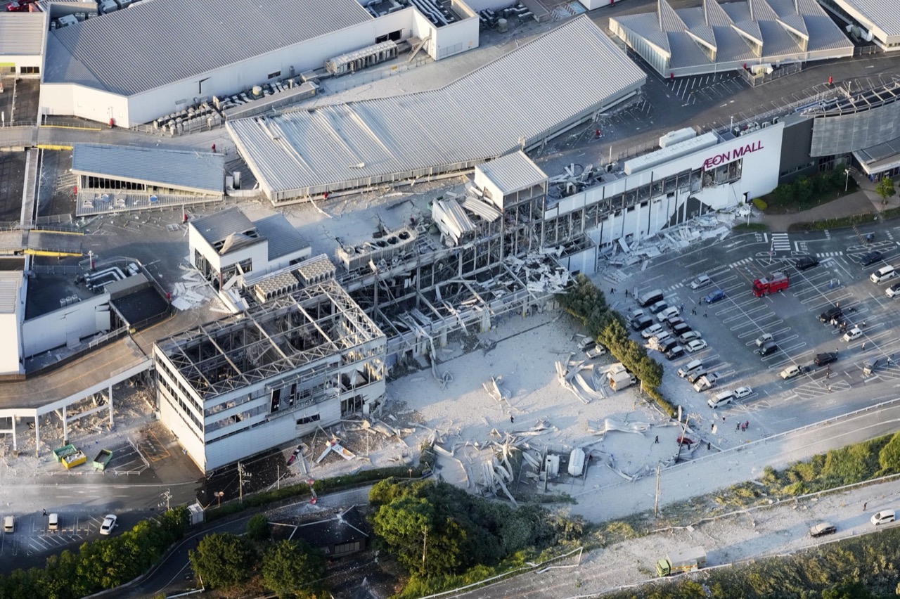 Daños en el centro comercial Aeon Mall de Kashima, en la prefectura de Kumamoto, tras el terremoto de magnitud 7,1 del 28 de julio de 2026 en el sur de Japón
