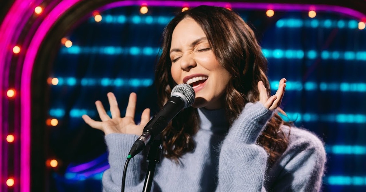 Katharine McPhee interpretando She Used to Be Mine de Waitress en un vídeo de Broadway.com: la cantante en primer plano con piano, en su debut en el musical de Broadway