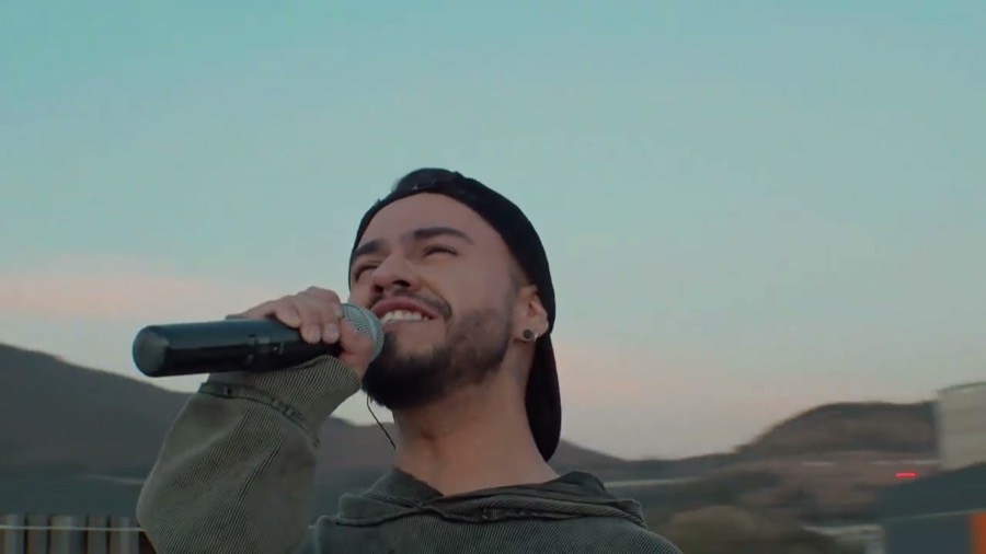 Kevz interpretando Víveme en su cover de Laura Pausini: primer plano del cantante chileno en la balada que viralizó en TikTok