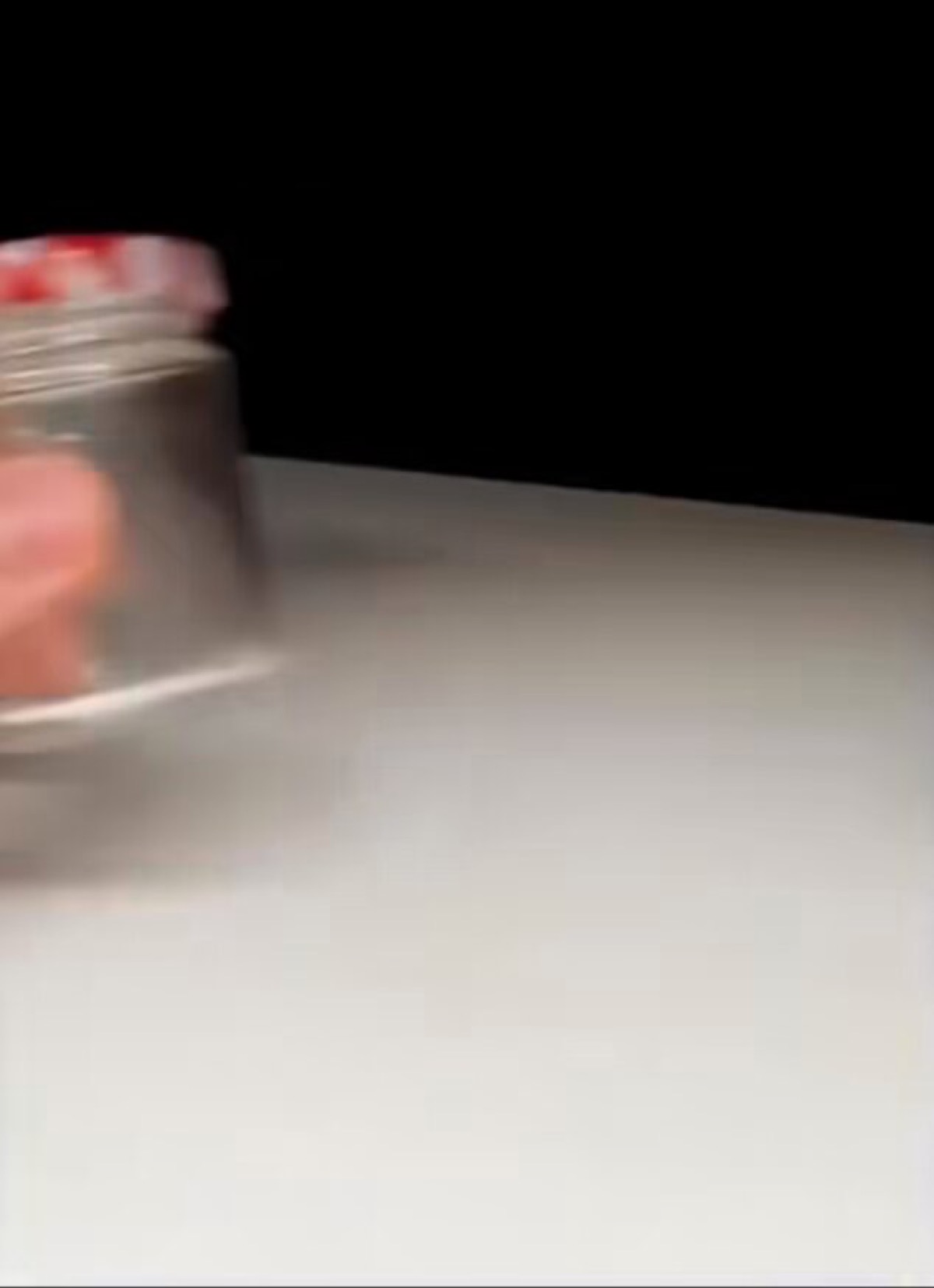 Captura del vídeo viral de Interesting World (@_fluxfeeds): una lámpara LED de emergencia encendida con agua y sal
