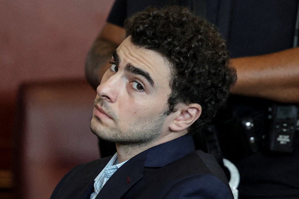 Luigi Mangione llega escoltado a una comparecencia judicial en Nueva York por el caso del asesinato de Brian Thompson, CEO de UnitedHealthcare